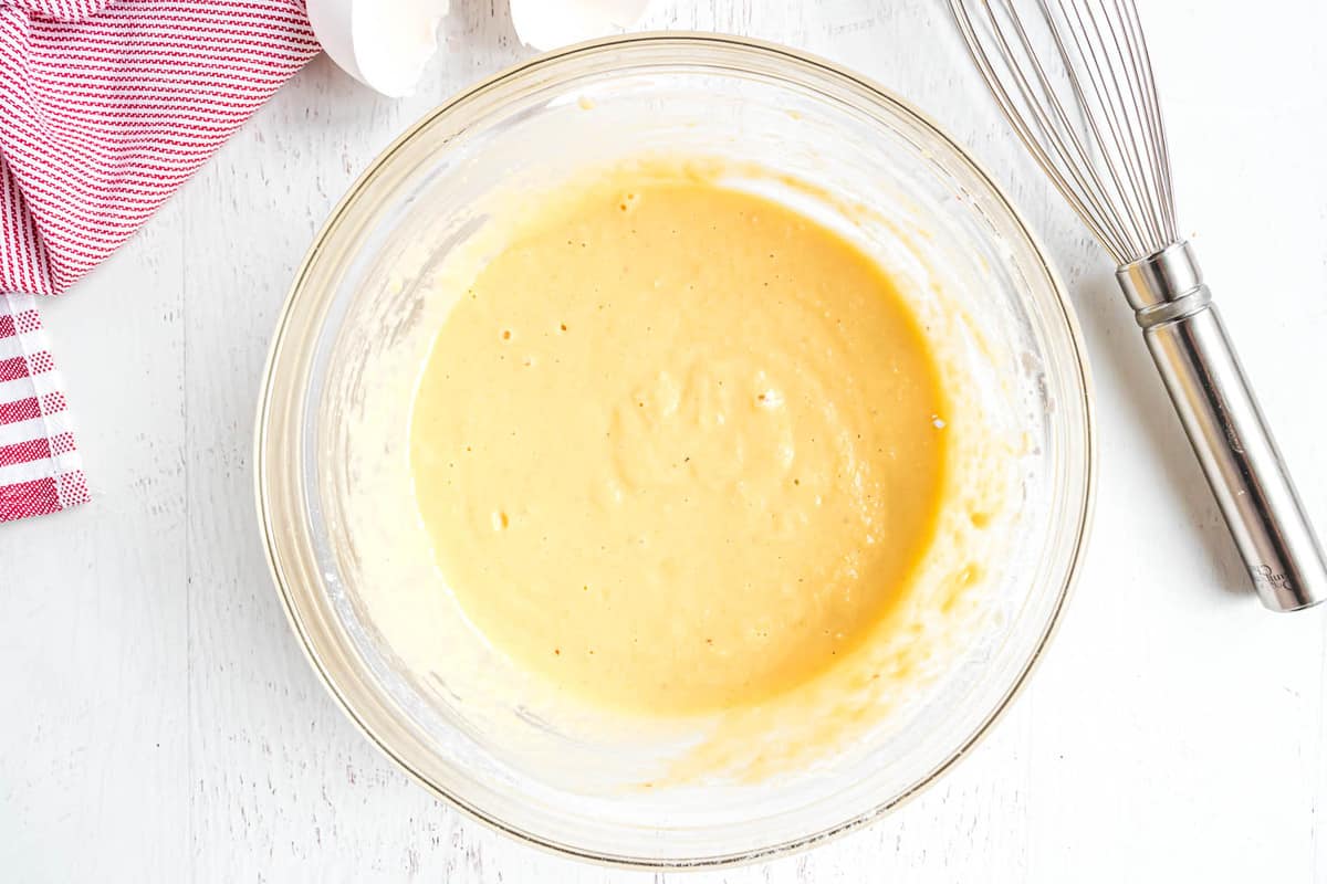 Pâte à pancakes dans un bol en verre transparent.