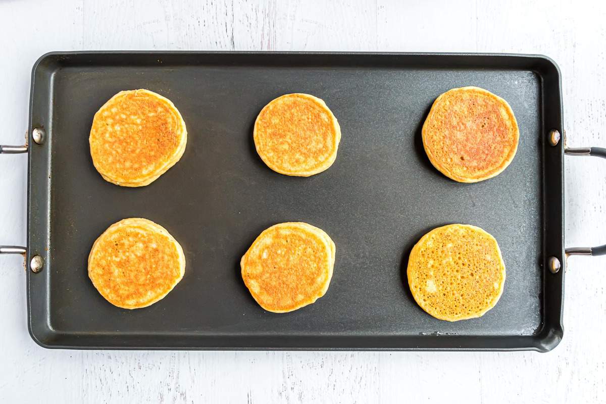 Pancakes paléo sur une plaque de cuisson.