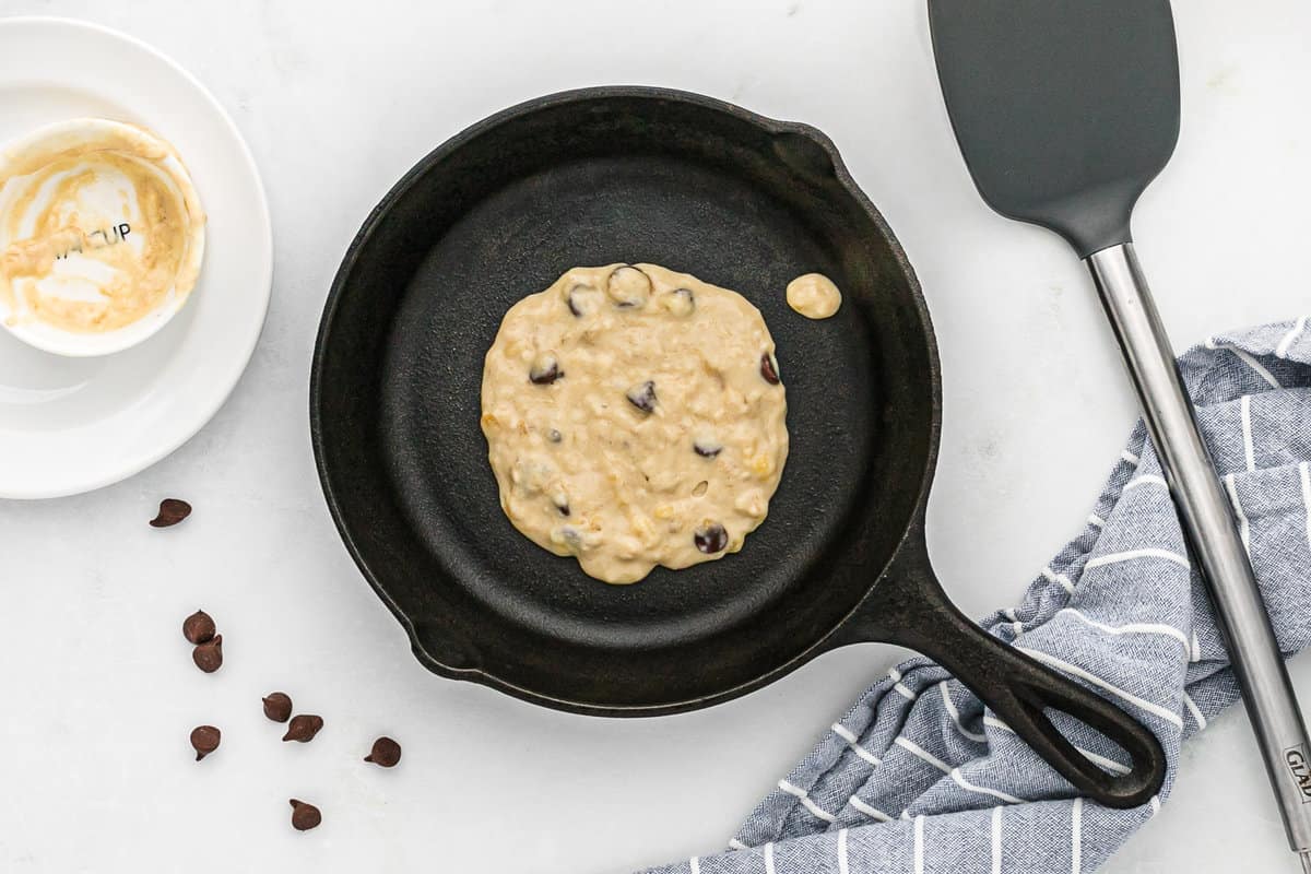 Pancake dans la poêle.