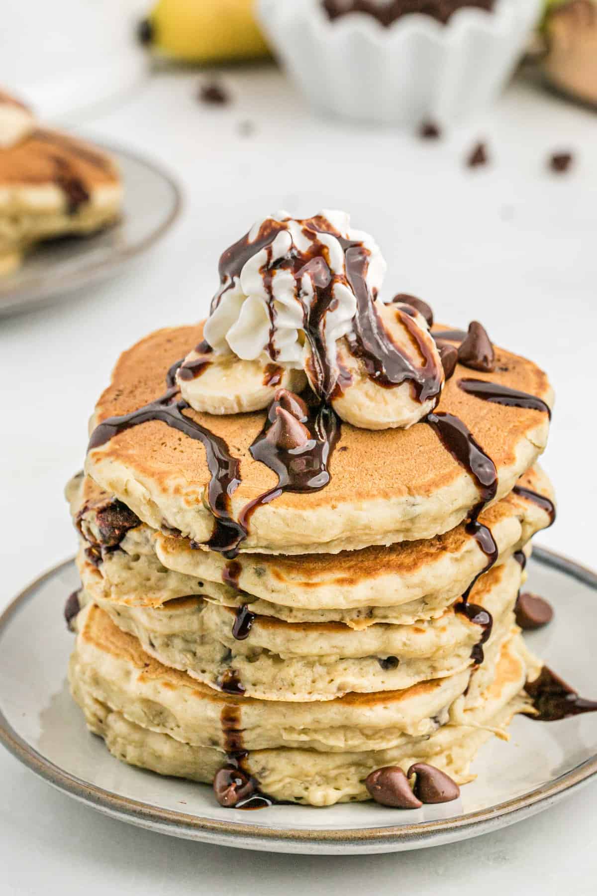 Une pile de pancakes à la banane garnie de pépites de chocolat.