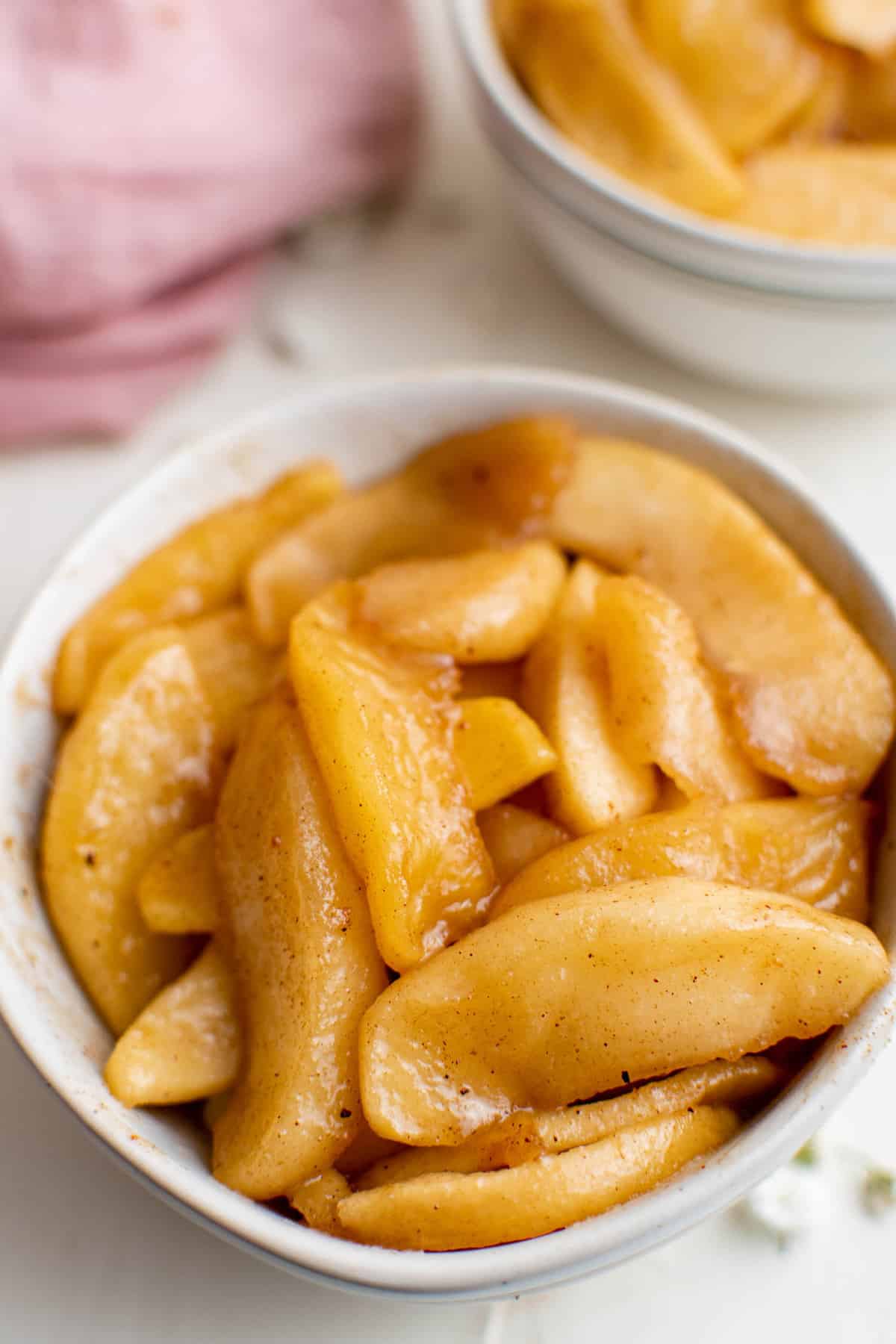 Pommes frites dans un petit bol blanc.
