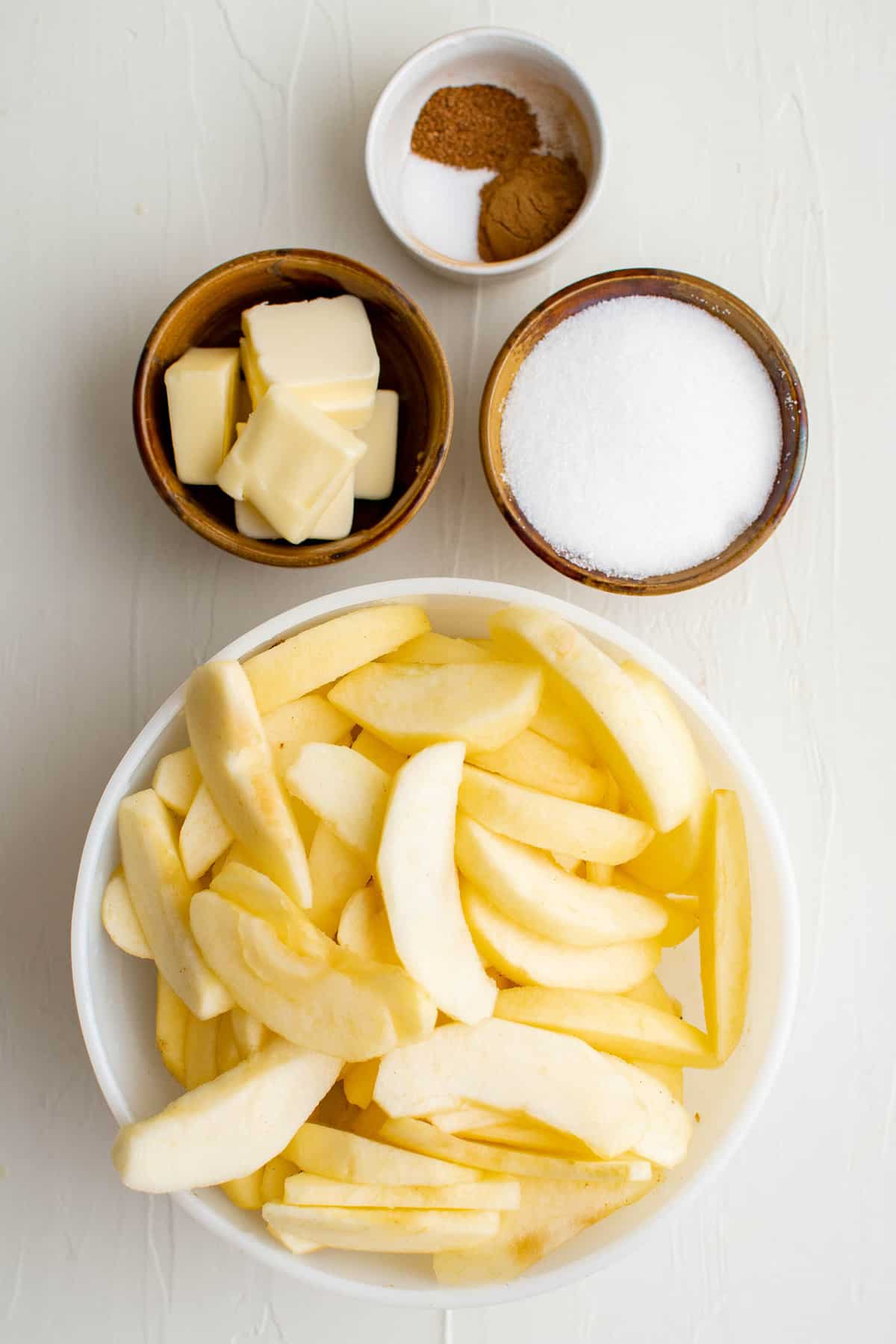 Vue aérienne des ingrédients nécessaires pour faire des pommes frites.