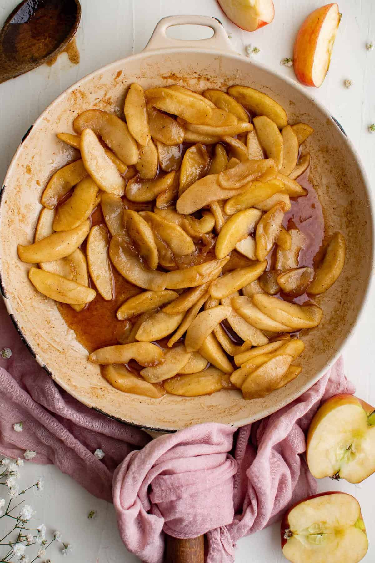 Pommes cuites dans une poêle avec du beurre, du sucre et de la cannelle.