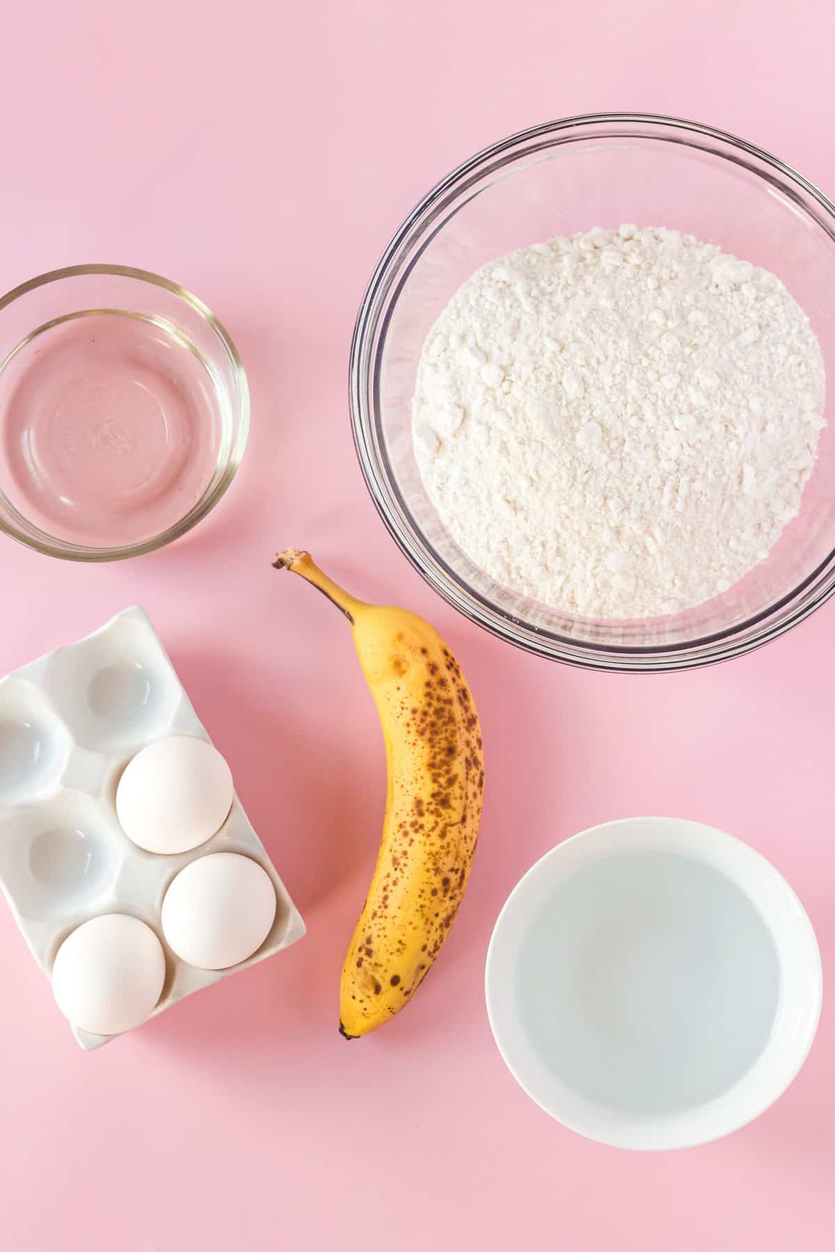 Vue de dessus des ingrédients nécessaires à la recette, y compris une banane.