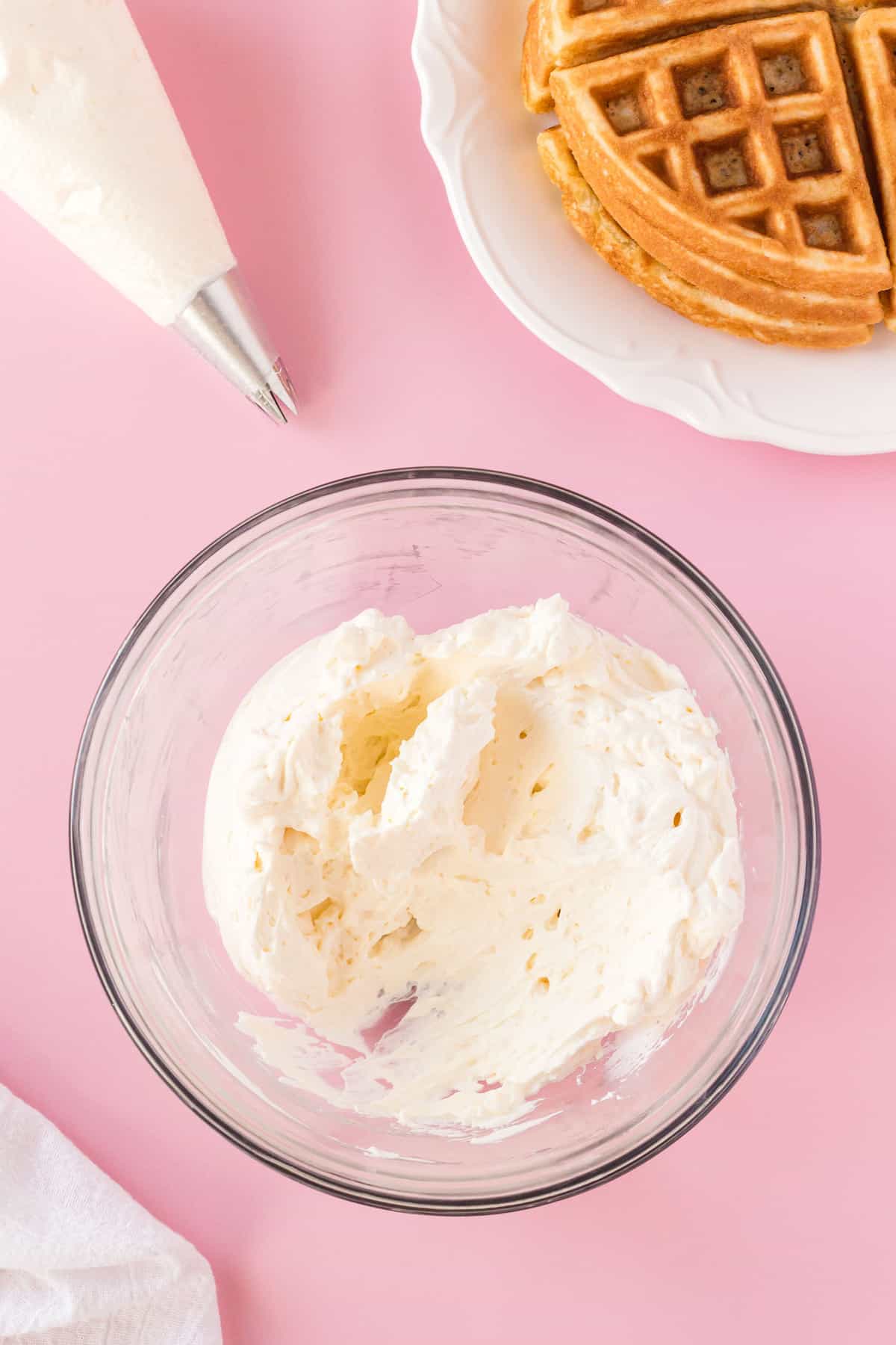Garniture chantilly dans un bol en verre.
