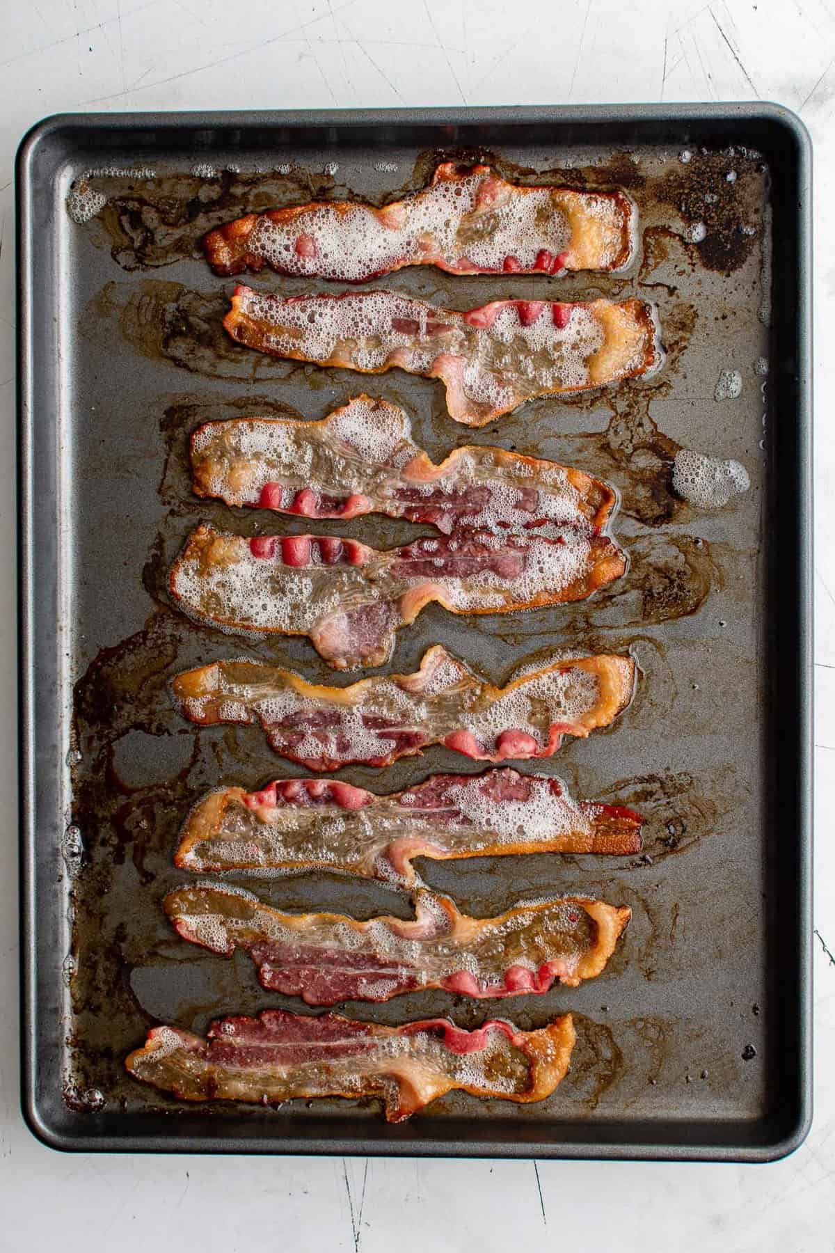 Bacon fraîchement cuit sur une plaque de cuisson.