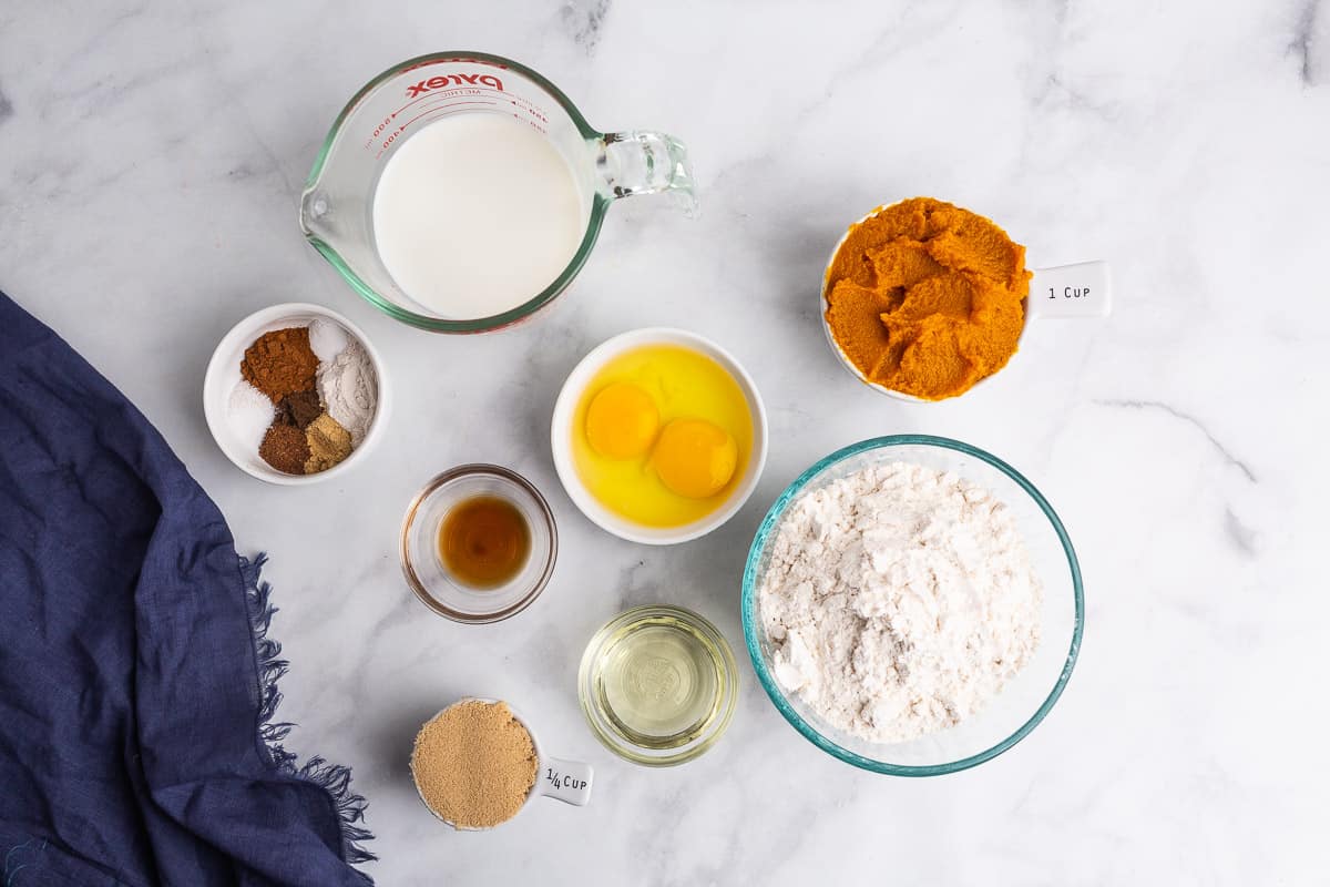 Ingrédients nécessaires pour préparer des pancakes avec de la purée de citrouille.