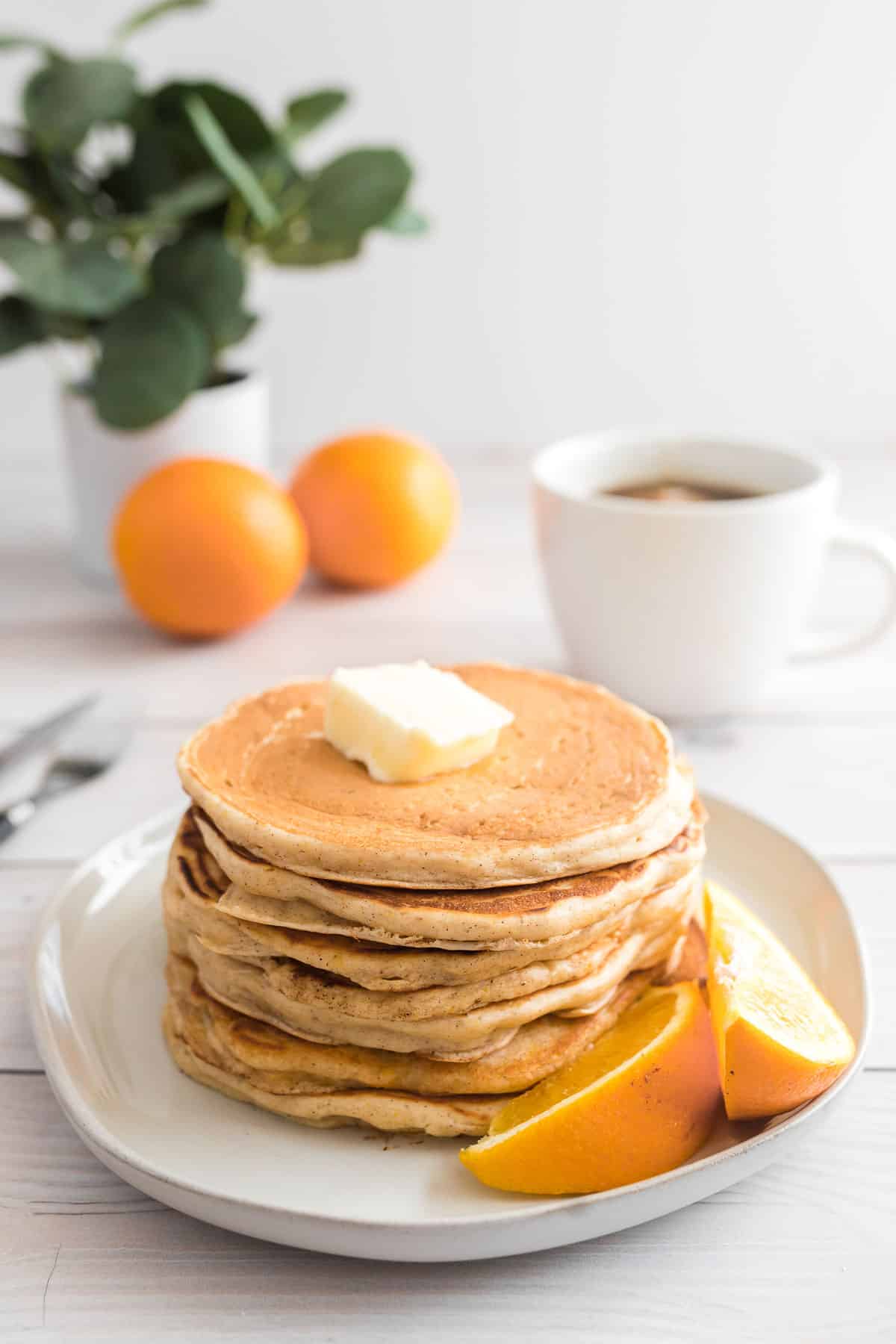 Tas de pancakes à l'orange au babeurre.