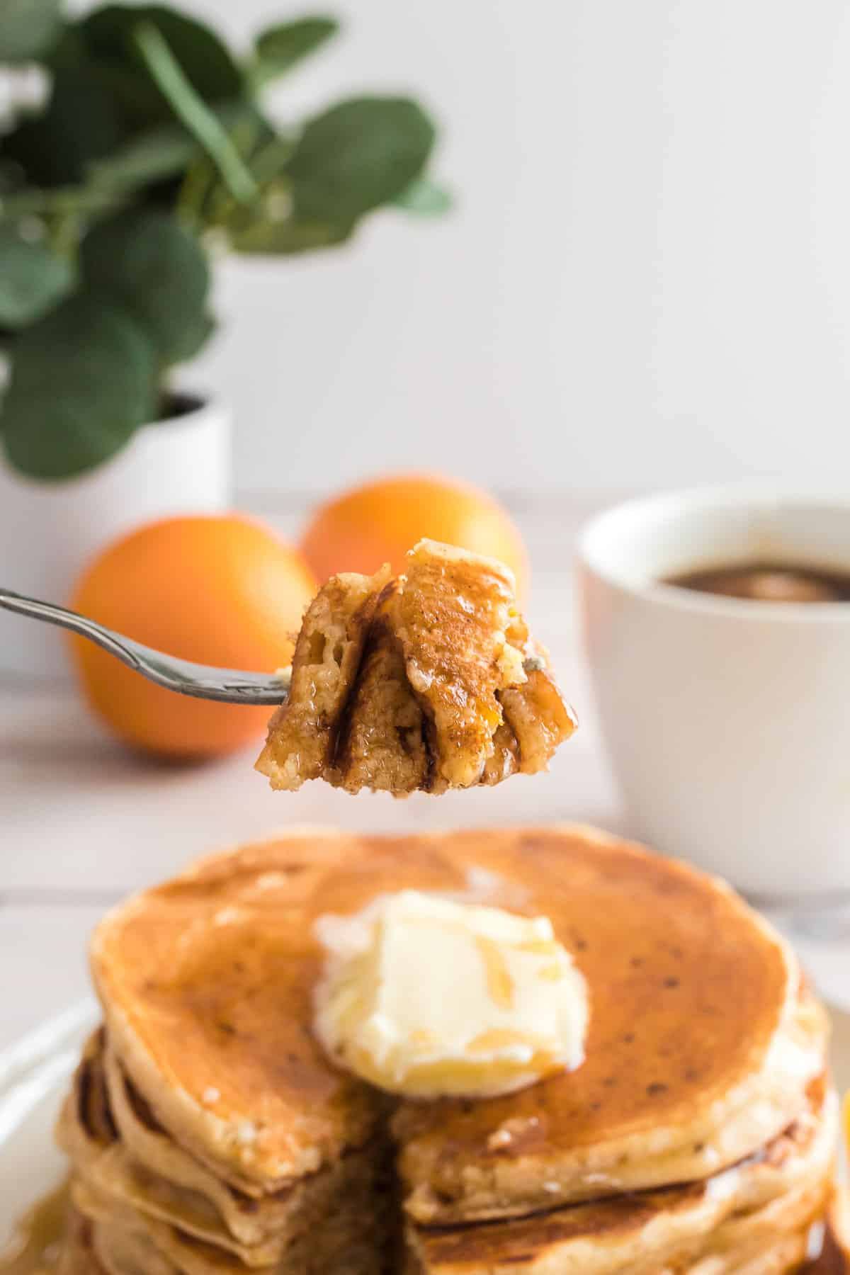 Pancakes sur une fourchette, avec d'autres en arrière-plan.