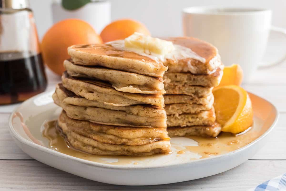 Tas de pancakes avec un morceau découpé.