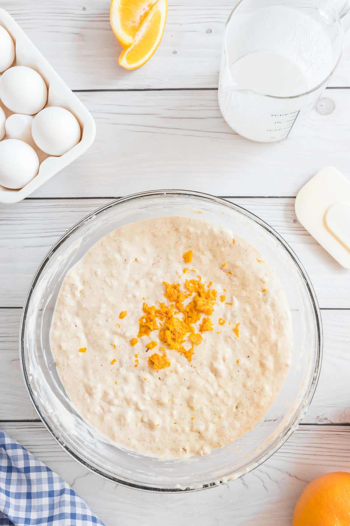 Pâte à pancake aromatisée à l'orange dans un grand bol en verre.