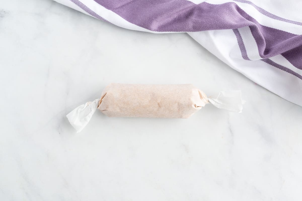 Beurre de cannelle à l'érable enroulé dans du papier sulfurisé.
