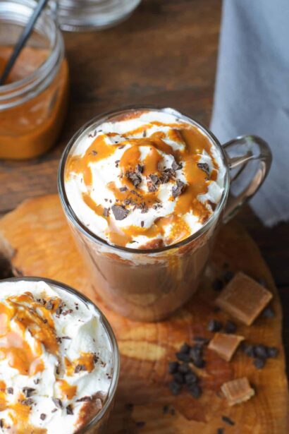 Chocolat Chaud au Caramel Salé – bien meilleur qu’en coffee shop !