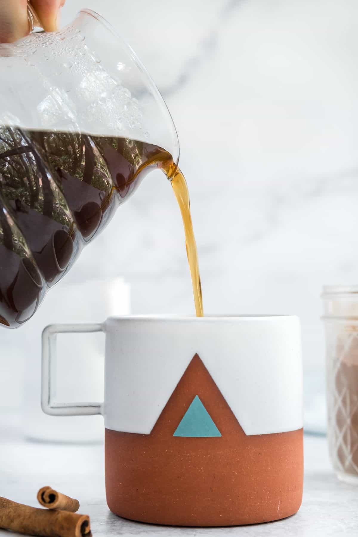 Ajout de café à la tasse.