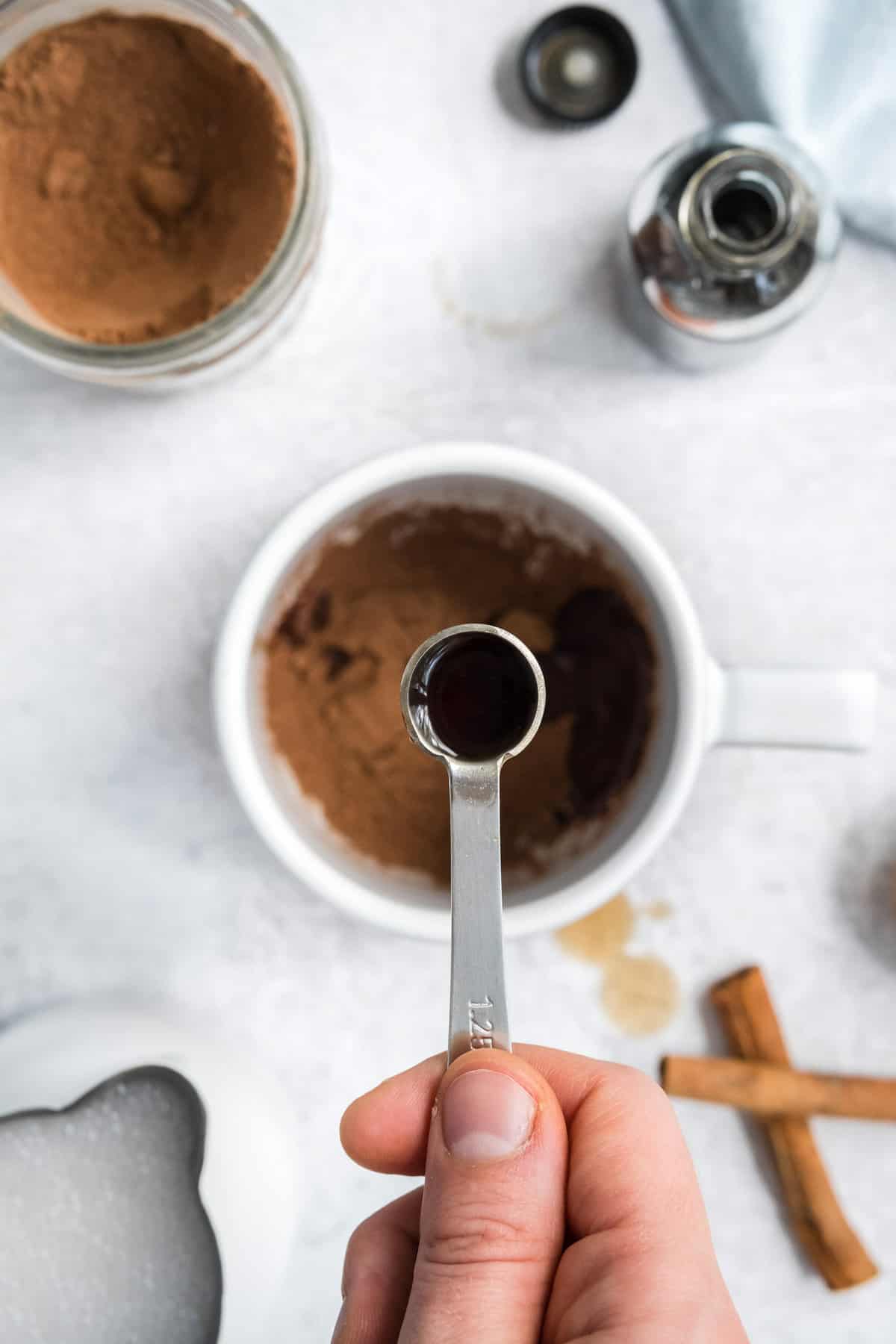 Ajout de vanille Ă la tasse.