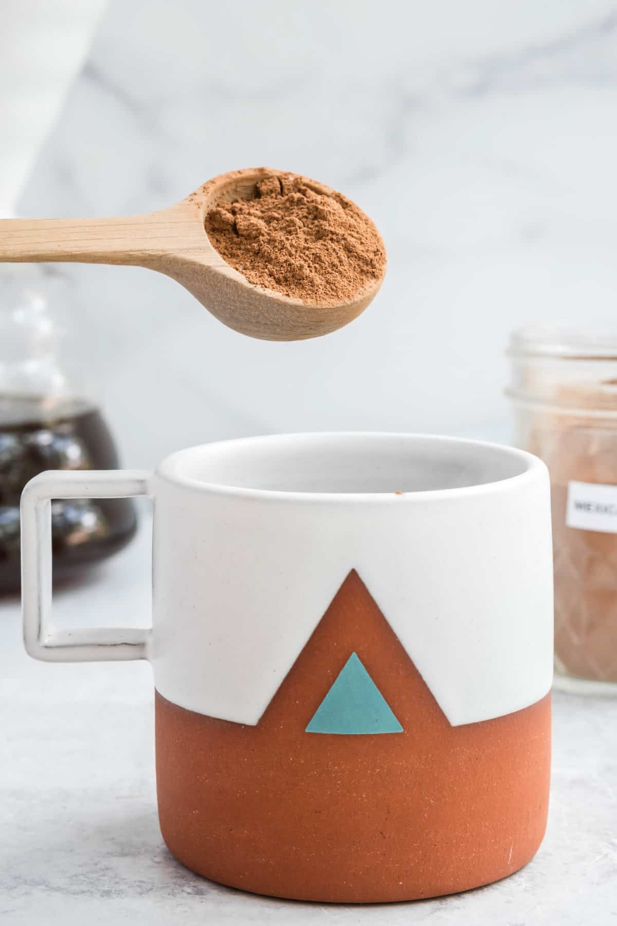 Mélange sec ajouté à la tasse.