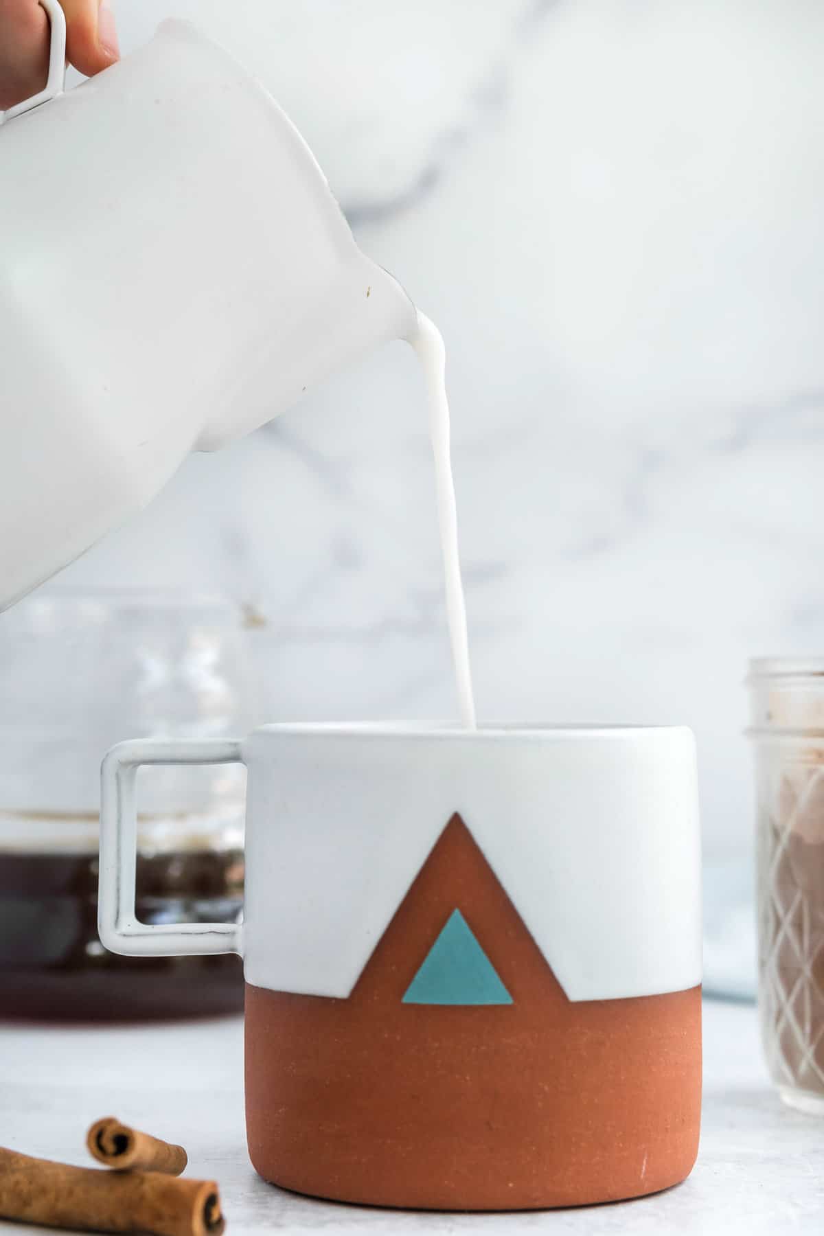 Ajout de lait Ă la tasse.