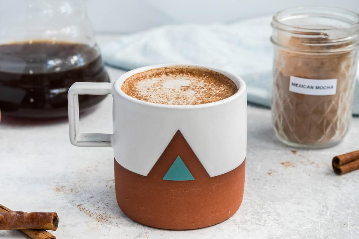 Mocha dans une tasse en céramique.