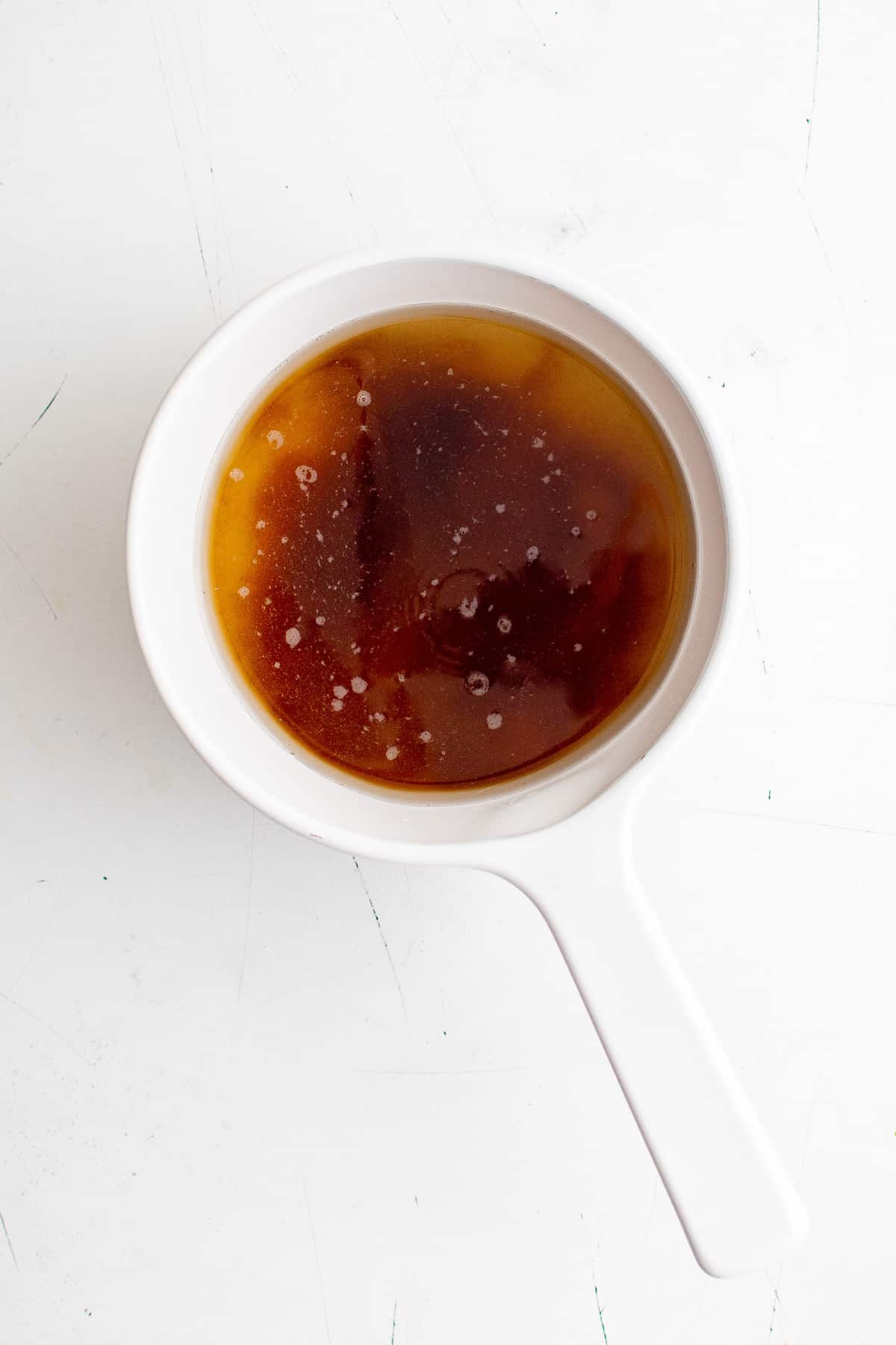 Casserole blanche avec du sirop pour pancakes, pas encore cuit.