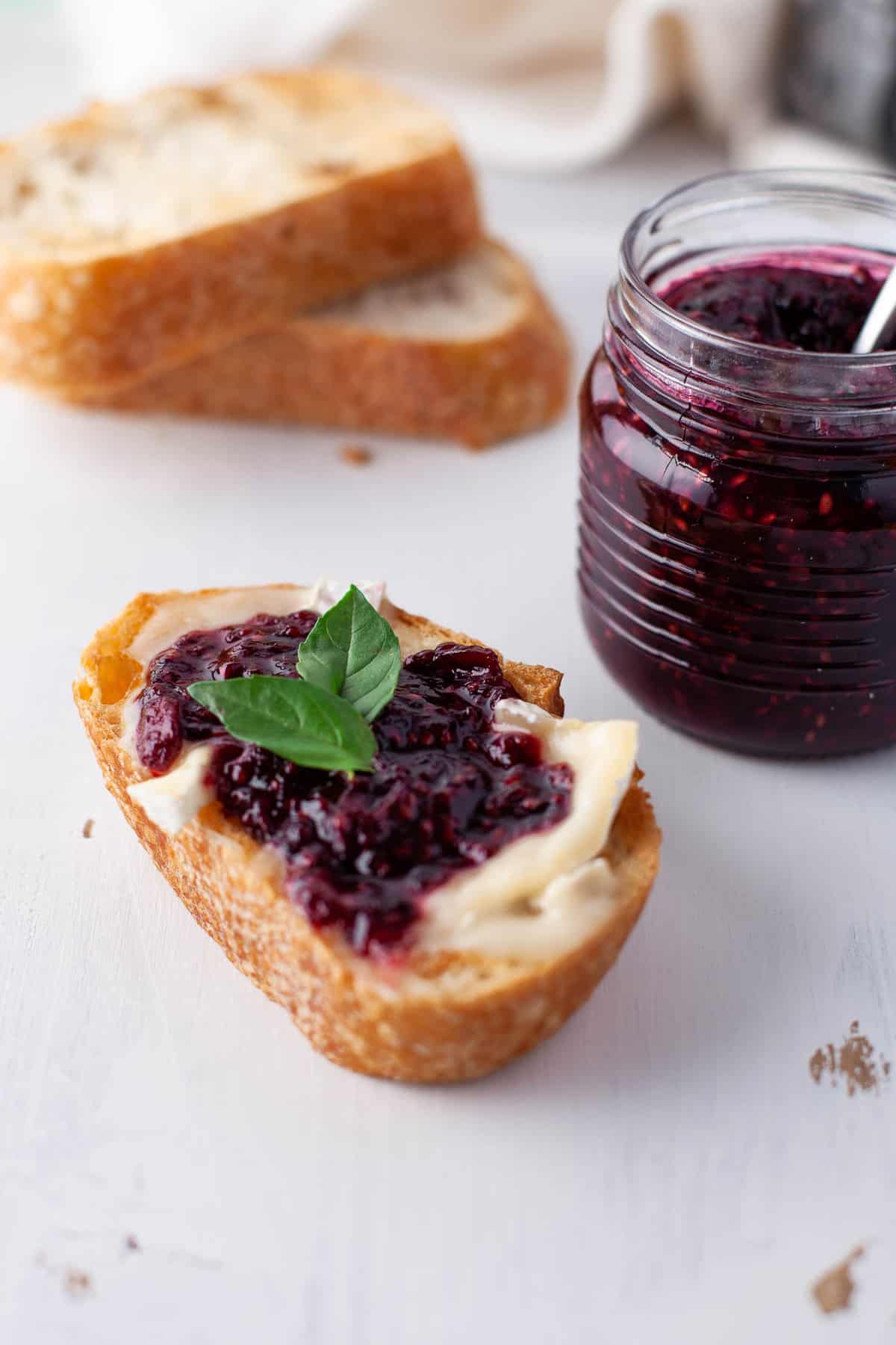 Confiture sur du pain au levain épais.