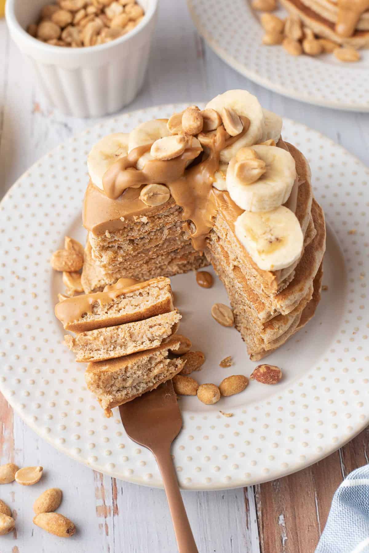 Tranches de pancake sur une fourchette.