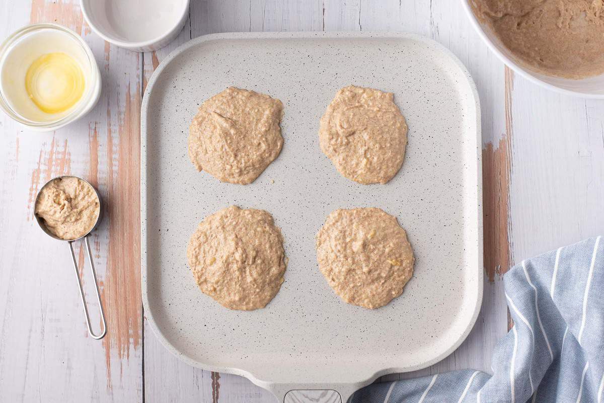 Pancakes non cuits sur une poêle.