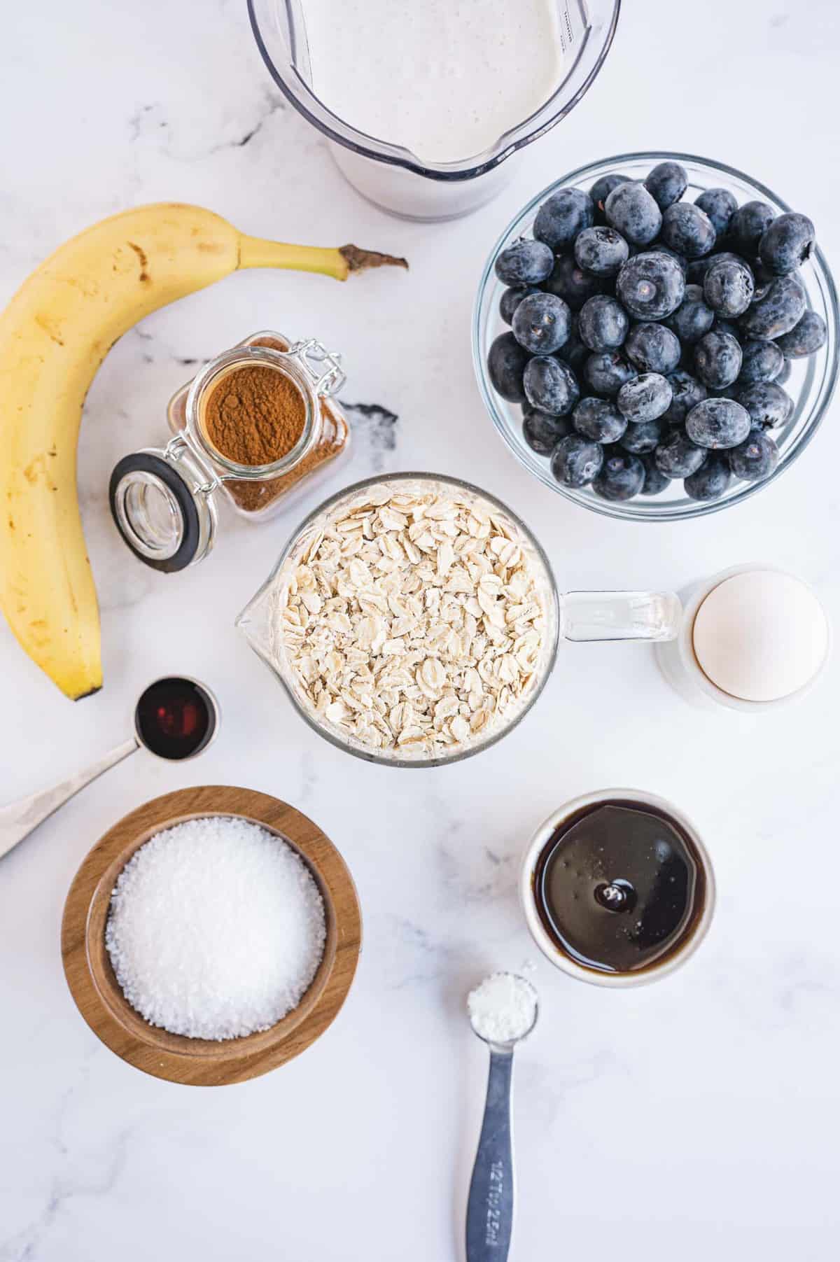 Ingrédients nécessaires pour la recette, notamment des myrtilles et une banane.