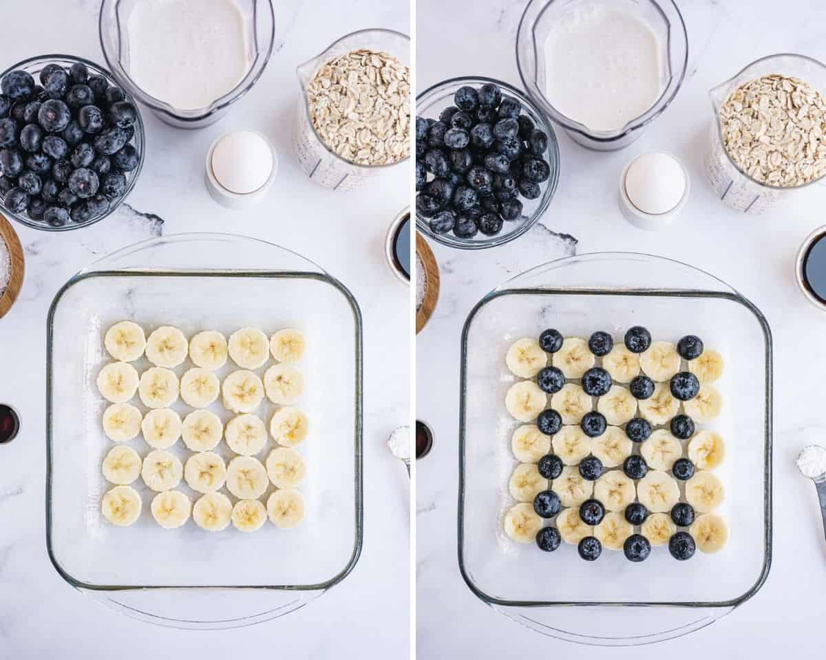 Bananes et myrtilles ajoutées à un plat de cuisson.