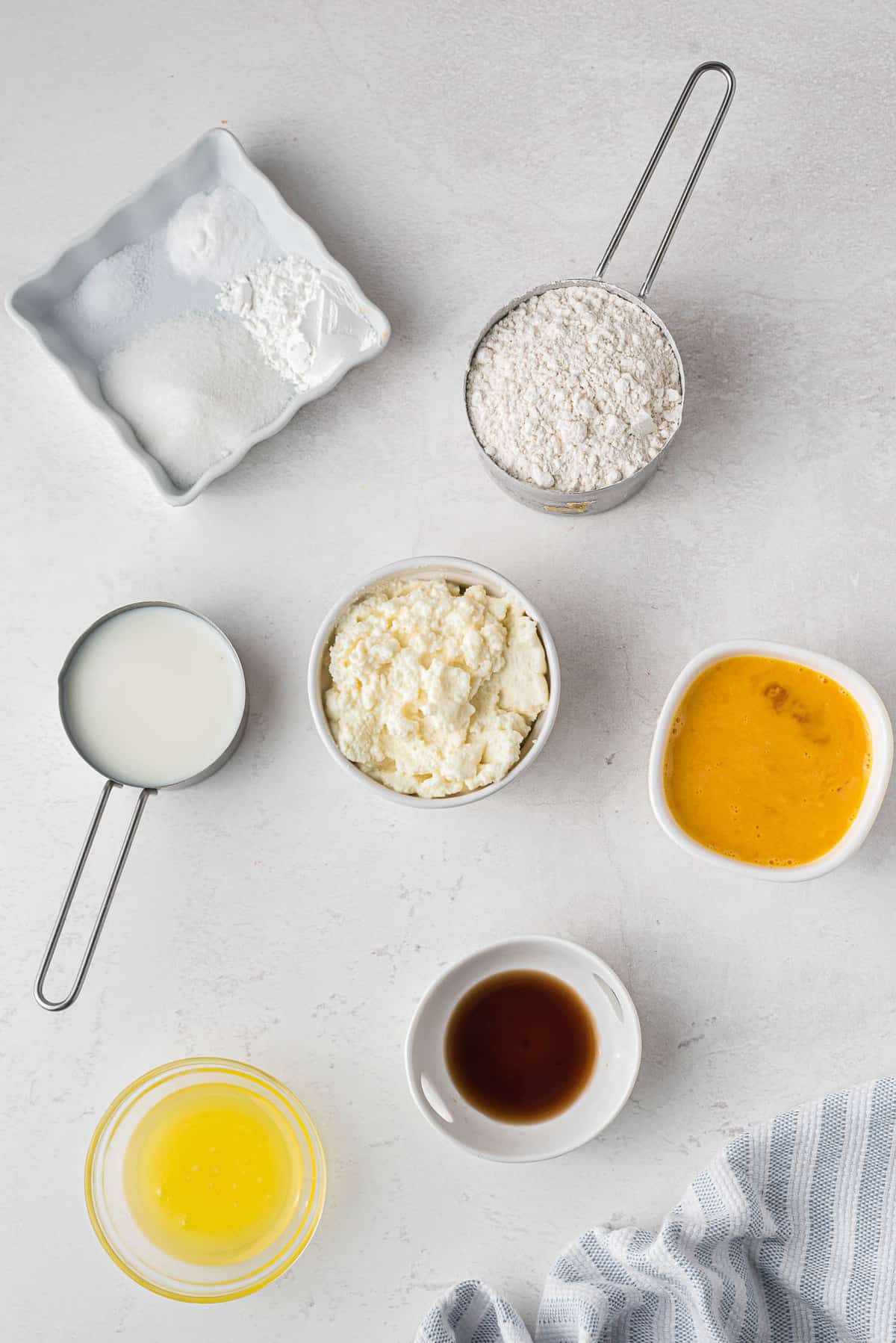 Vue aérienne des ingrédients nécessaires pour la recette.