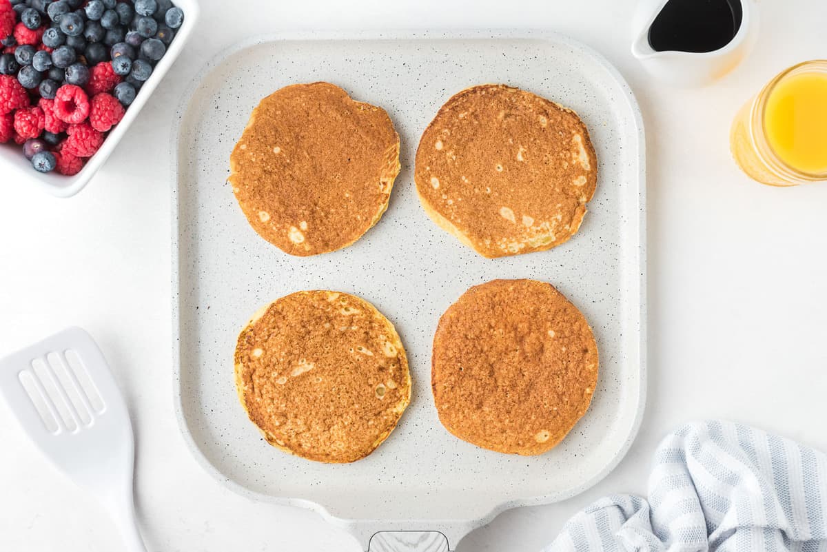 Pancakes cuits sur une poêle.
