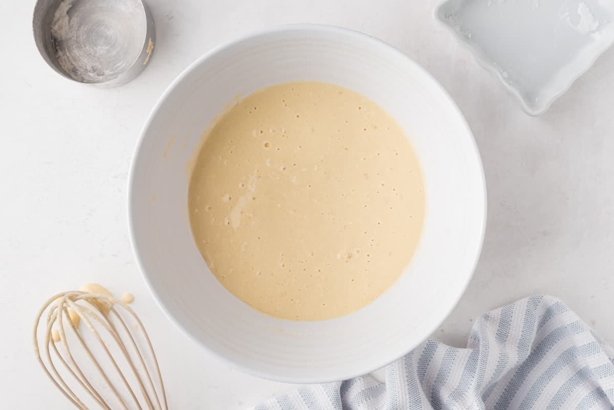 Pâte à pancakes dans un bol blanc.