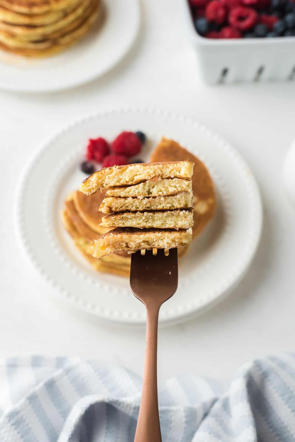 Pancakes à la ricotta sur une fourchette pour montrer la texture.