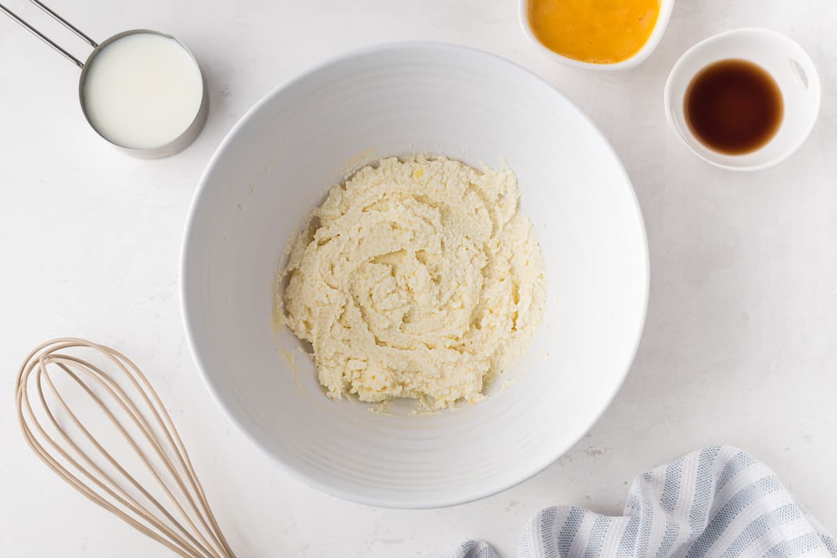 Ricotta et beurre mélangés dans un bol blanc.