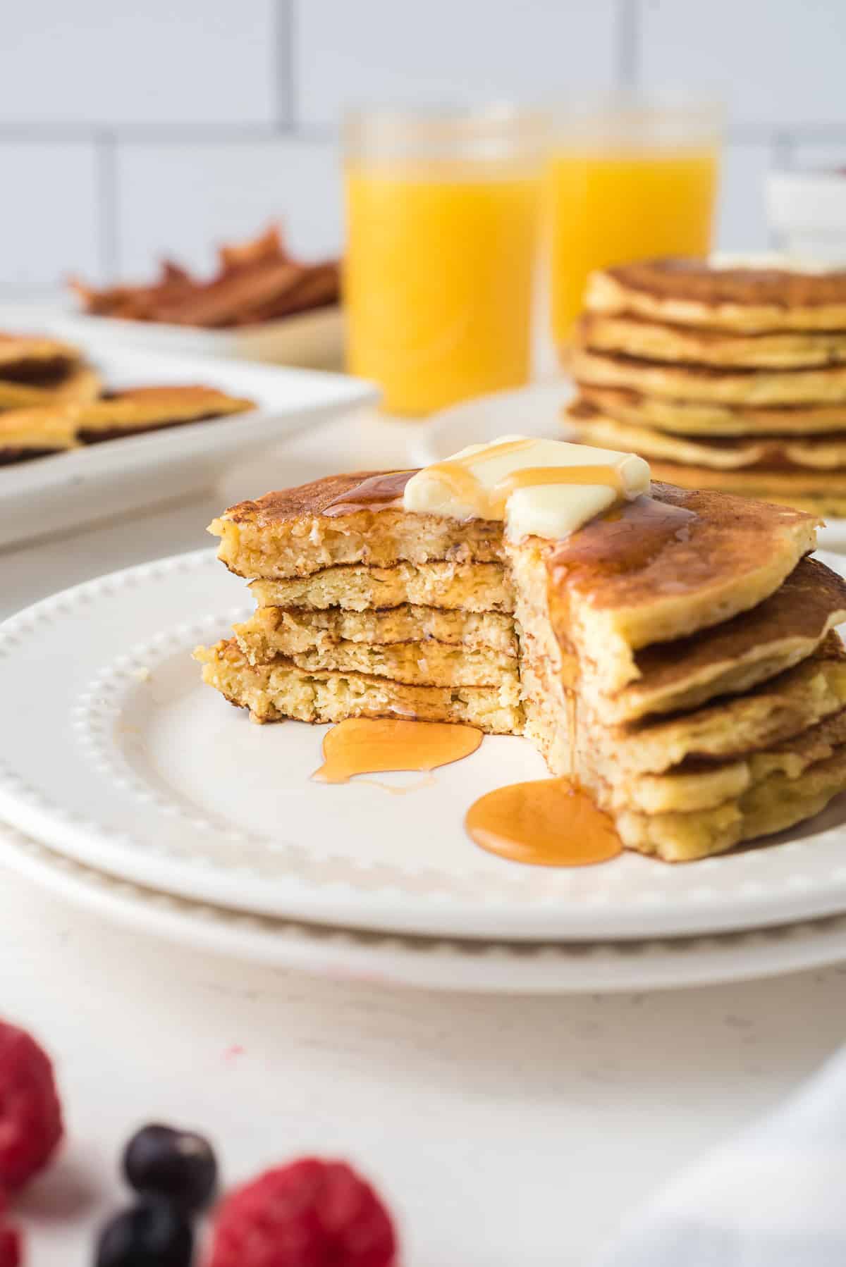 Pile de pancakes coupée dégoulinant de sirop d'érable.