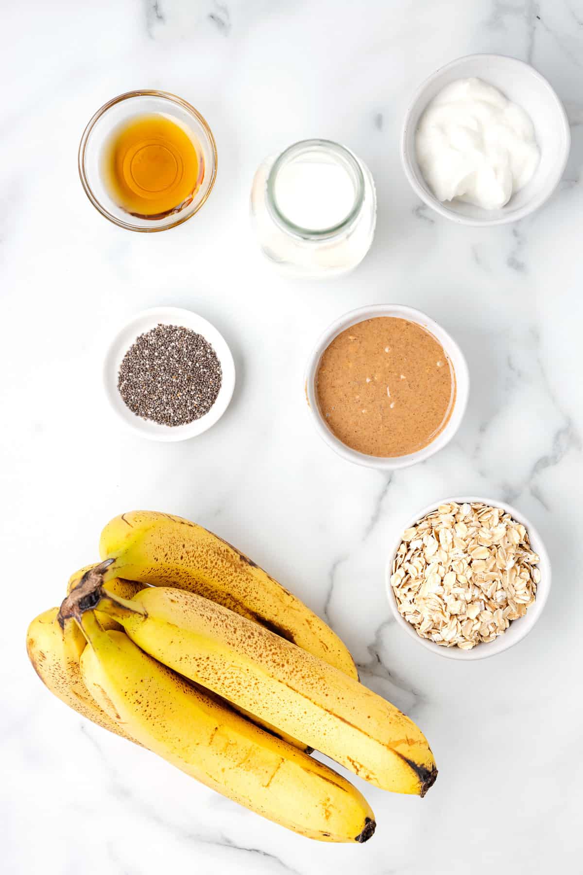 Ingrédients nécessaires pour la recette, y compris des bananes.