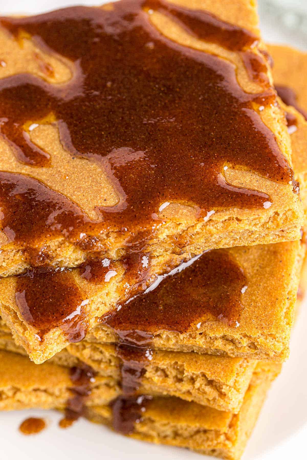 Gros plan de pancakes avec sauce au beurre à la cannelle.