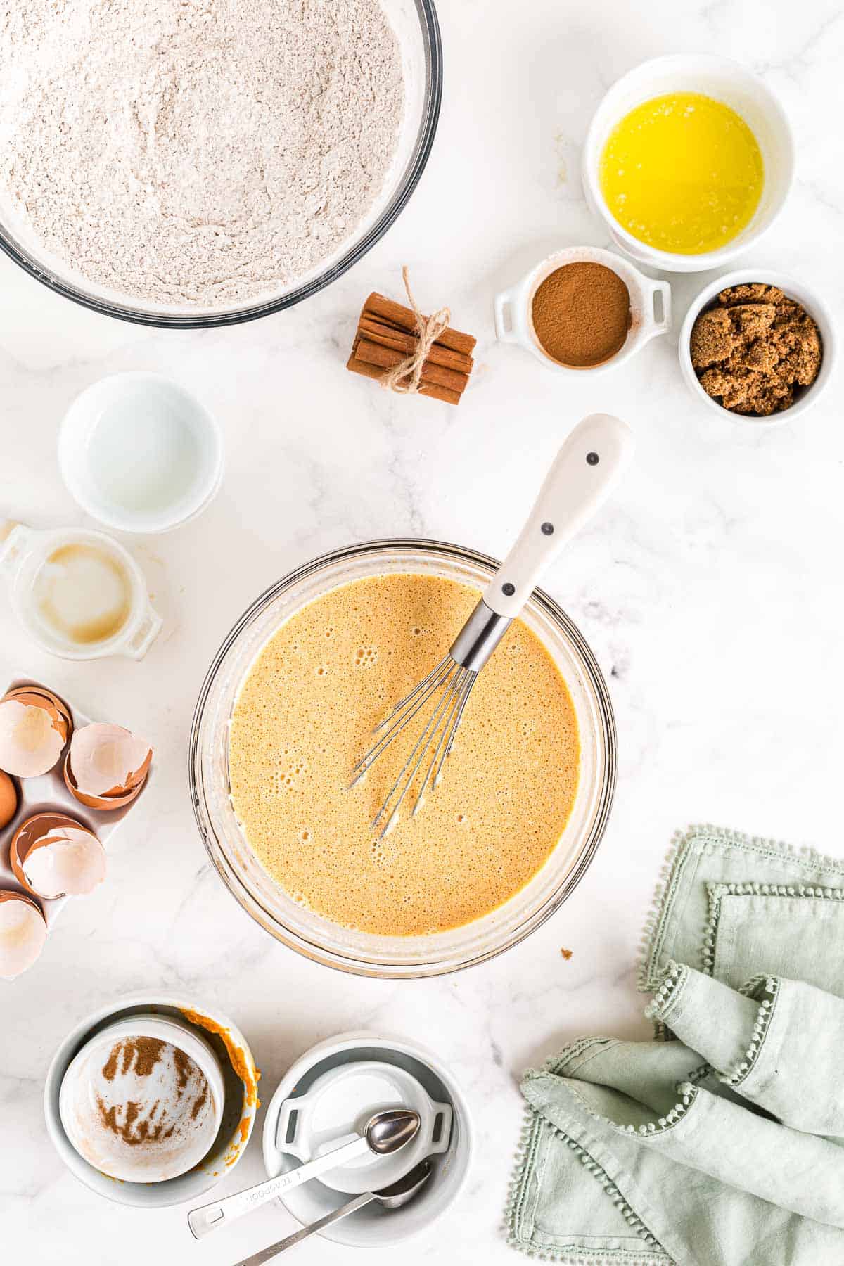 Ingrédients humides pour les pancakes aux saveurs d'automne.