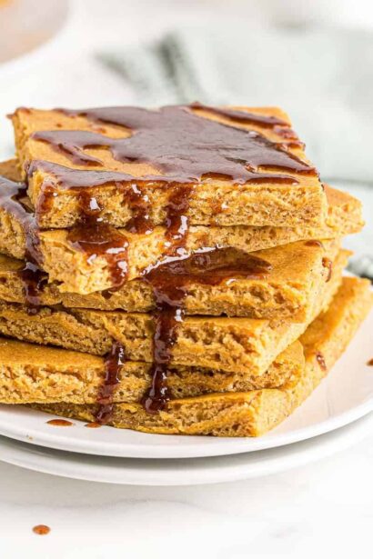 Pancakes à la courge sur plaque de cuisson, nappés d’un beurre à la cannelle fondant