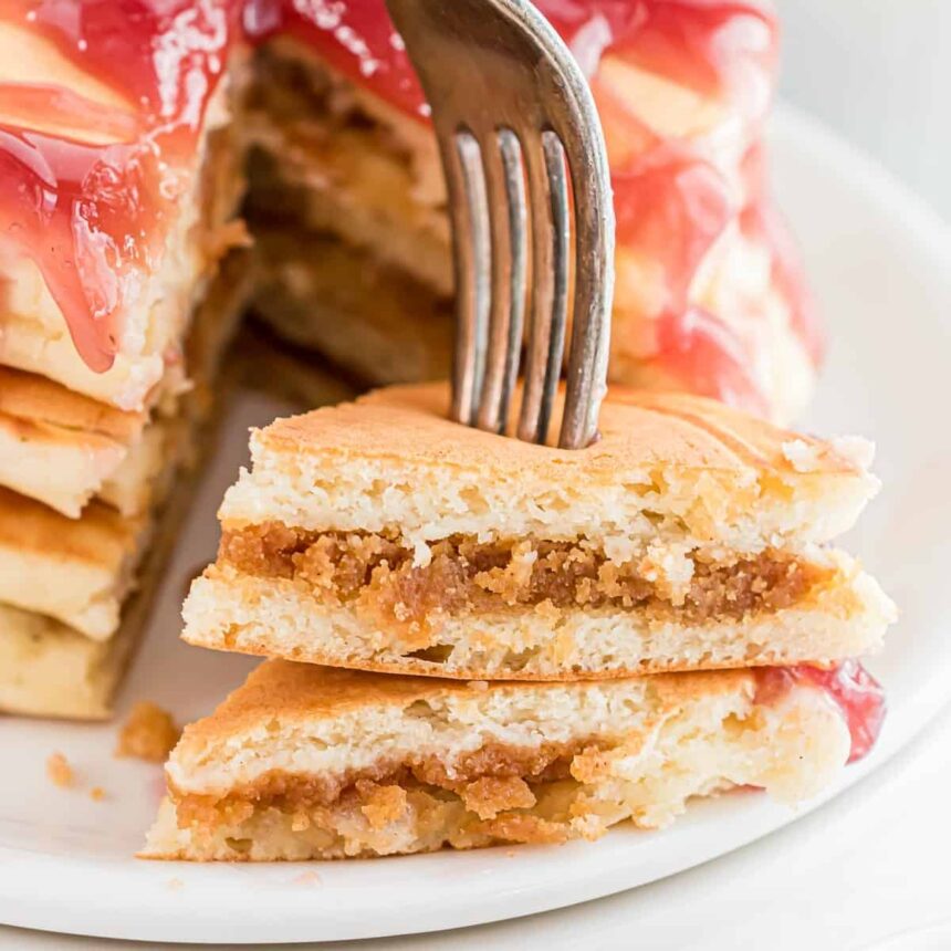 Pancakes Fourrés au Beurre de Cacahuète, Nappés d’un Sirop à la Gelée