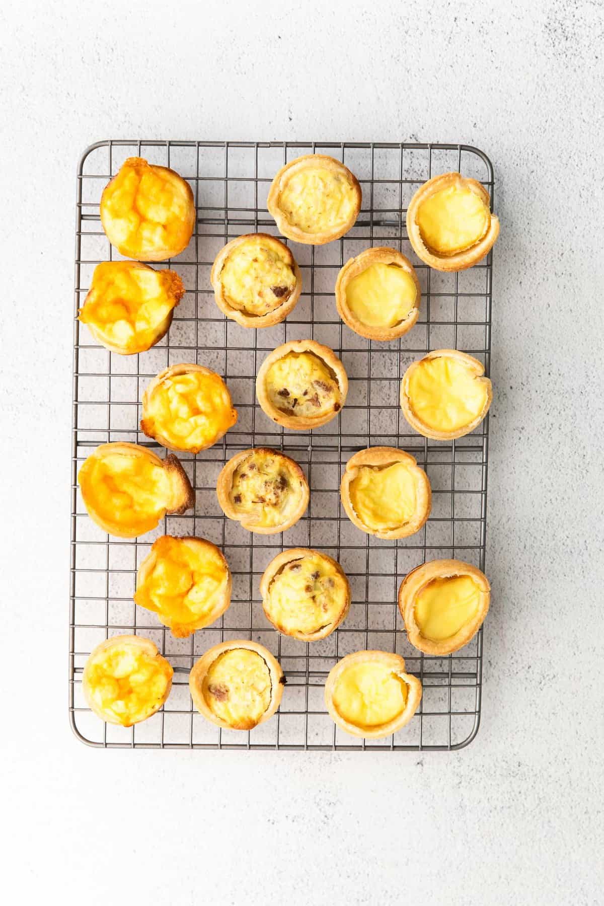 Mini quiches cuites dans un moule à mini muffins.