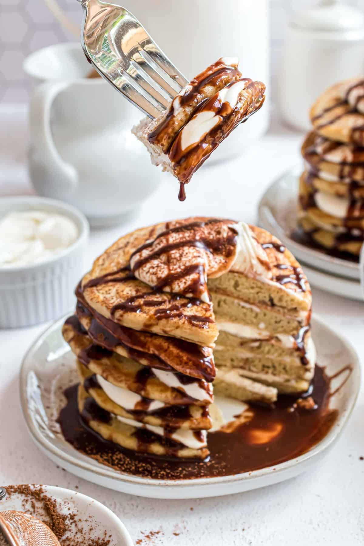 Pancakes sur une fourchette, dégoulinant de sirop de Kahlua.