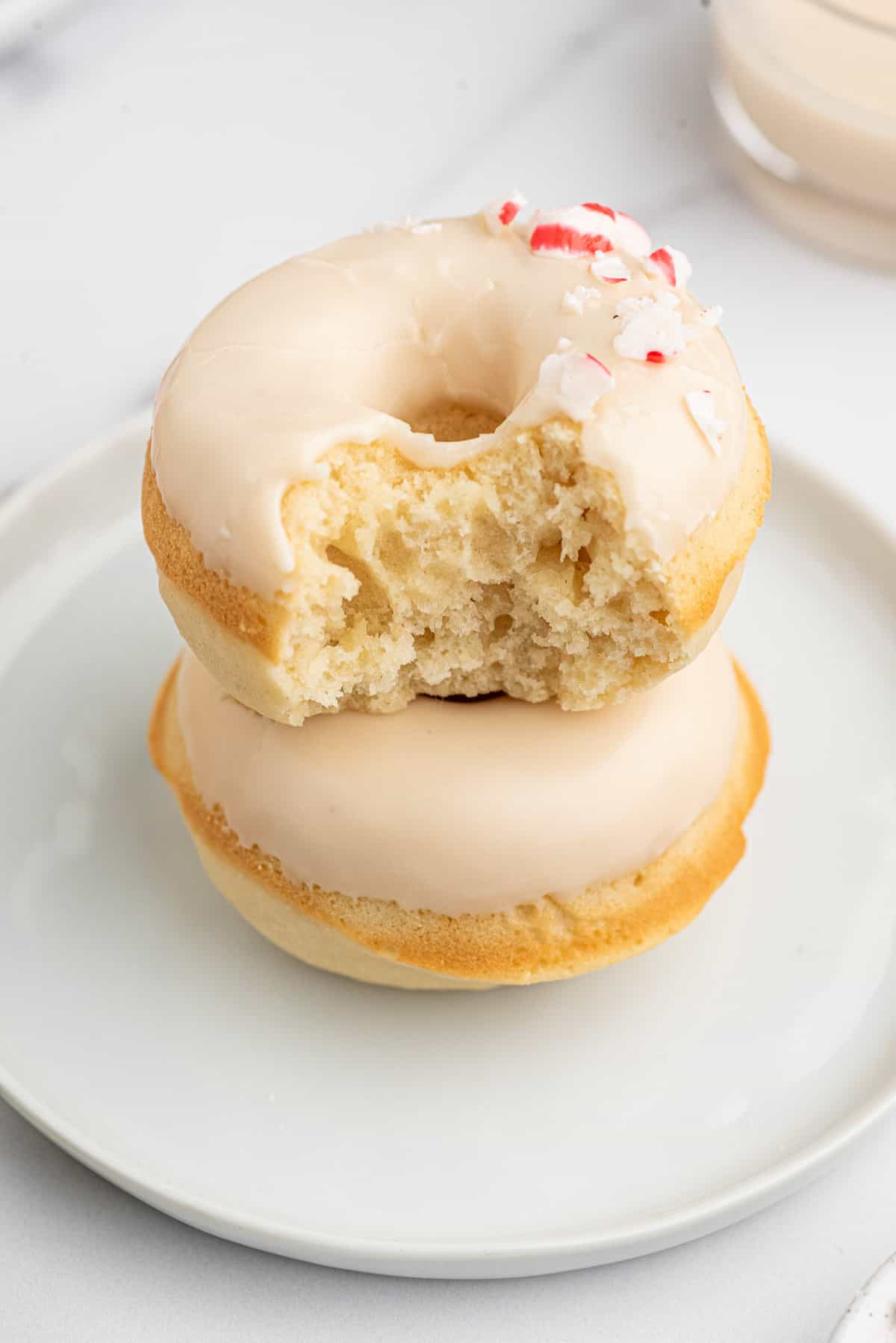 Une bouchée retirée du donut pour montrer la texture.