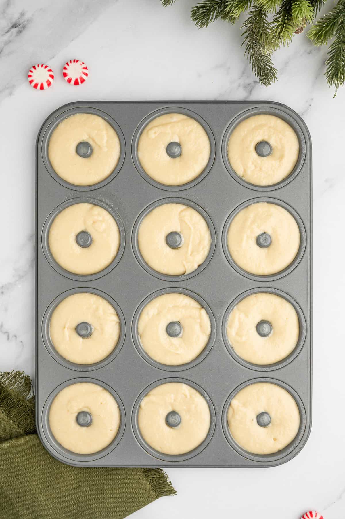 Donuts non cuits dans le moule à donuts.