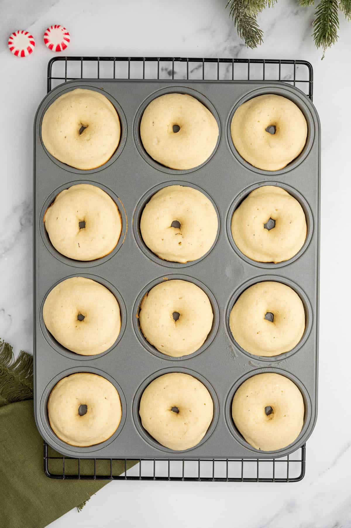 Donuts cuits dans le moule à donuts.