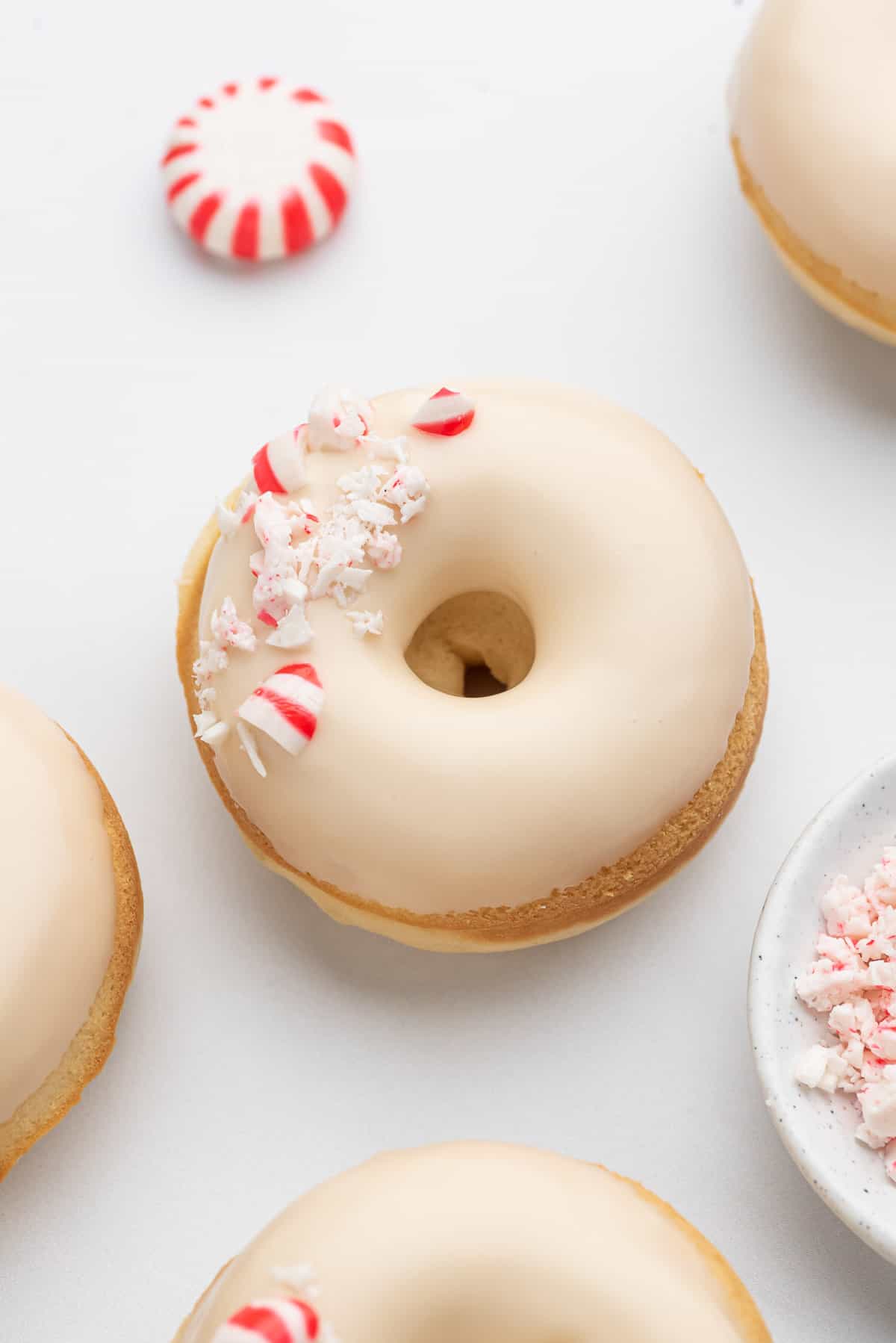 Donut à la menthe sur fond blanc.