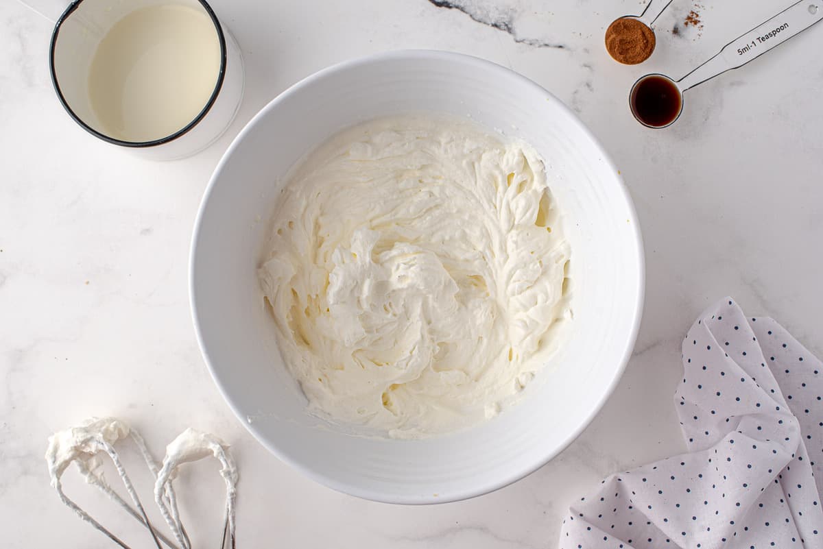 Crème fouettée dans un bol de mélange blanc.