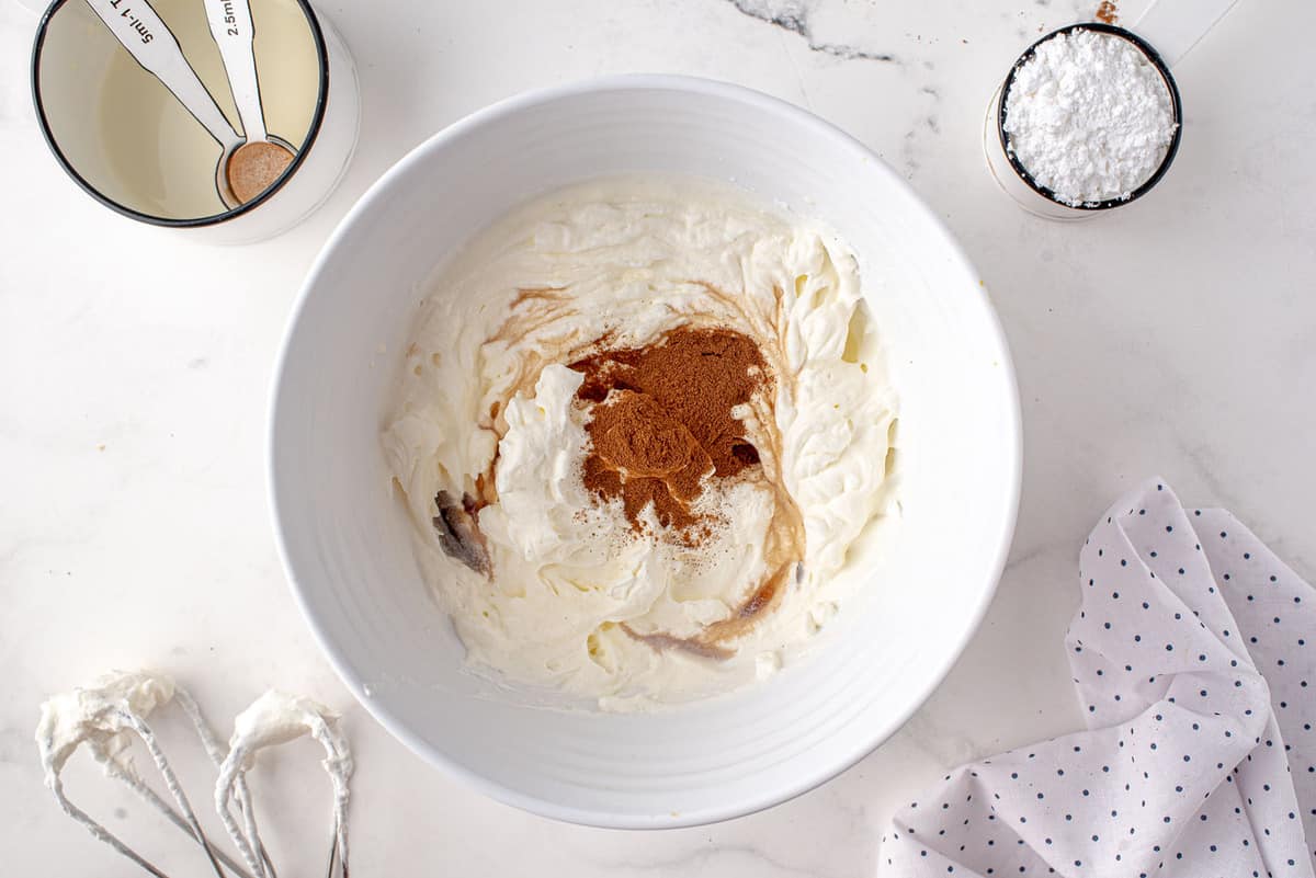 Crème fouettée garnie de cannelle, sucre et vanille.