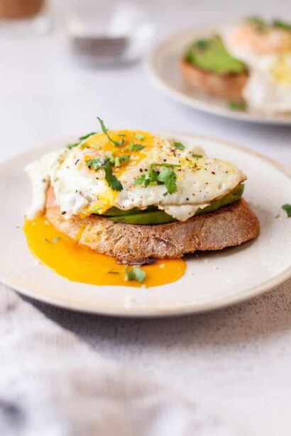 Toast à l’avocat et pancake aux œufs