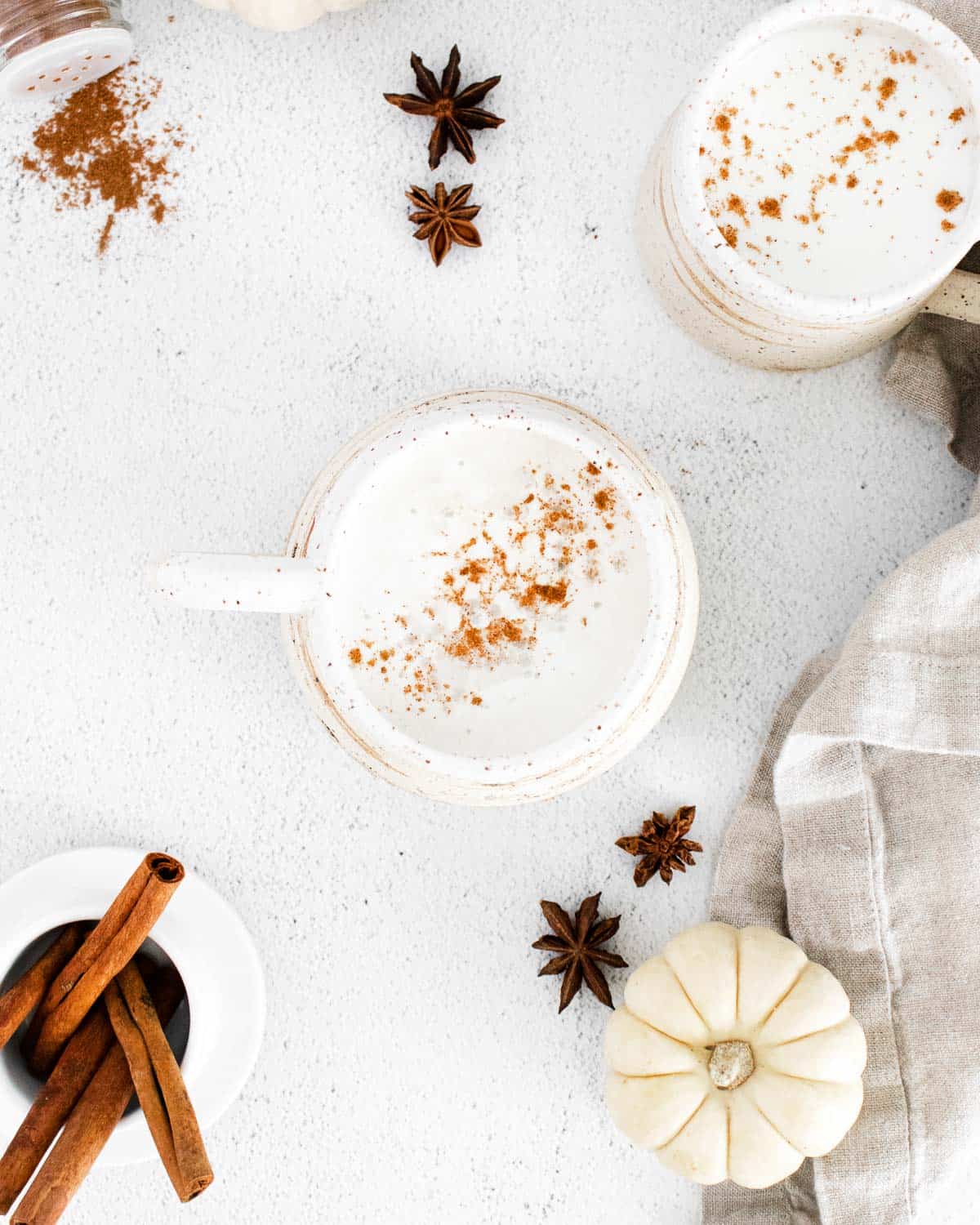 Vue aérienne de lattes, d'épices entières et de citrouilles blanches.