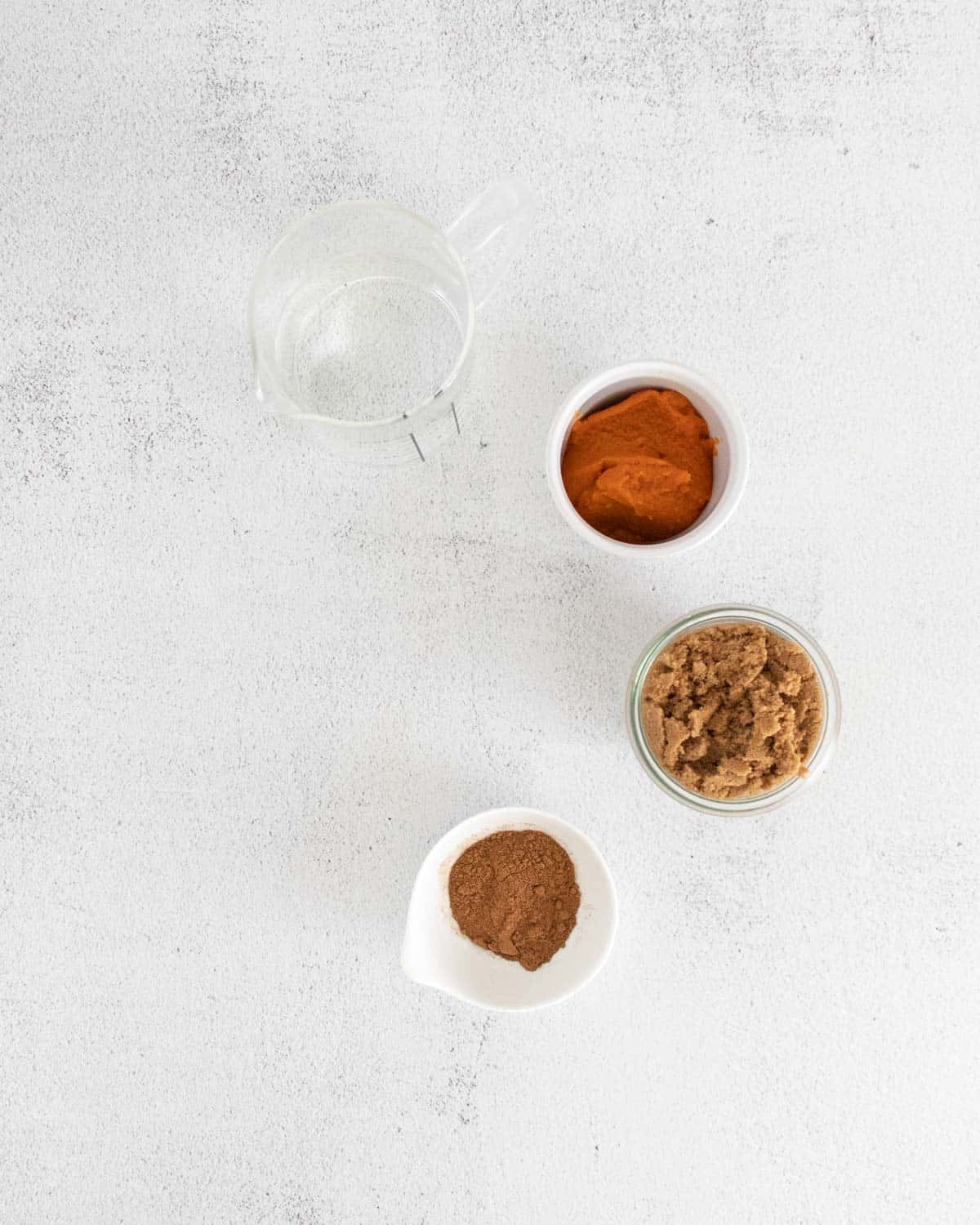 Ingrédients pour un latte à la citrouille épicée.